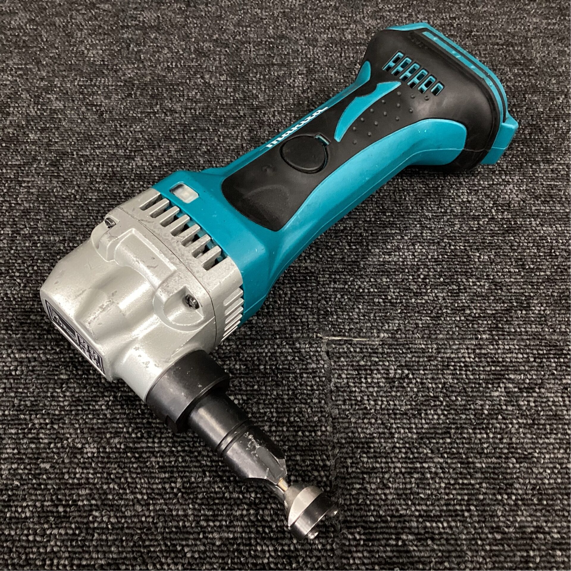 makita 充電式二ブラ（本体のみ）